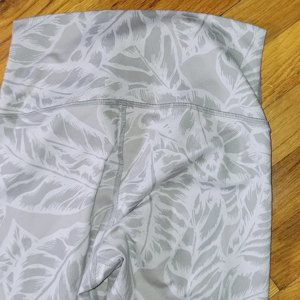 ALO gray white high waisted full length yoga leggingd  small